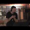 Dave új mikrofont próbálgat 2008-ban a stúdióban, miközben a Fragile Tension-t énekli.