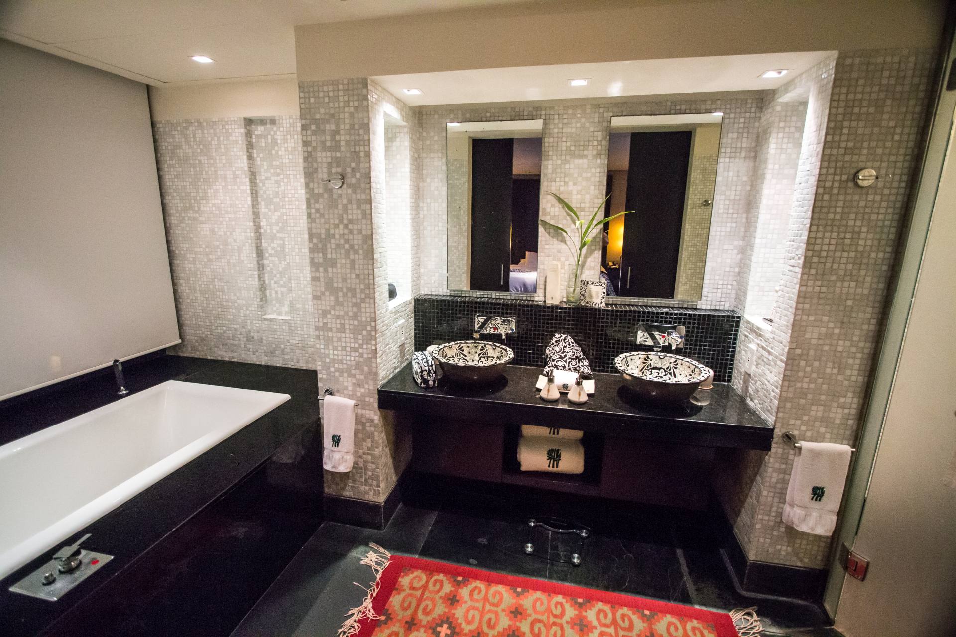A Three Bedroom Family Residence egyik fürdőszobája hálószobája