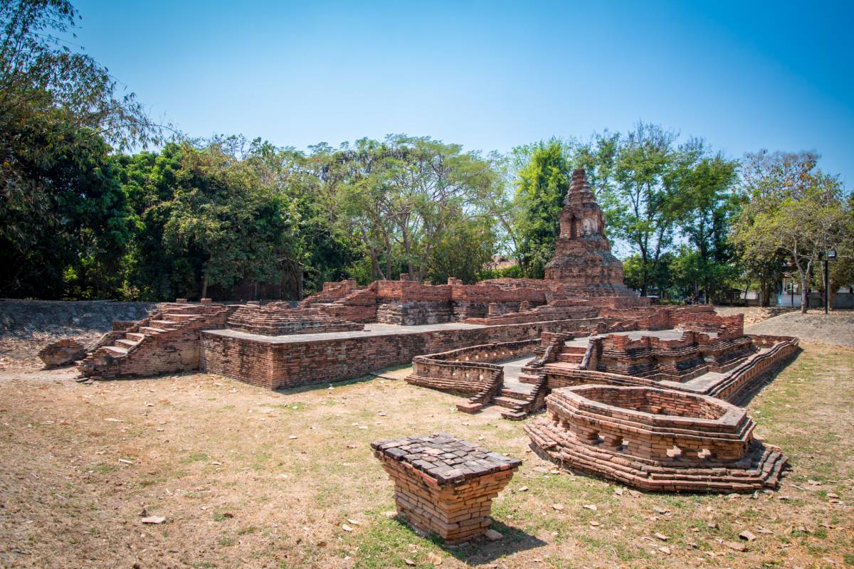 majd utunk végefelé többszáz éves templomok romjai mellett haladunk el (a képen: Wat Pu Pia)