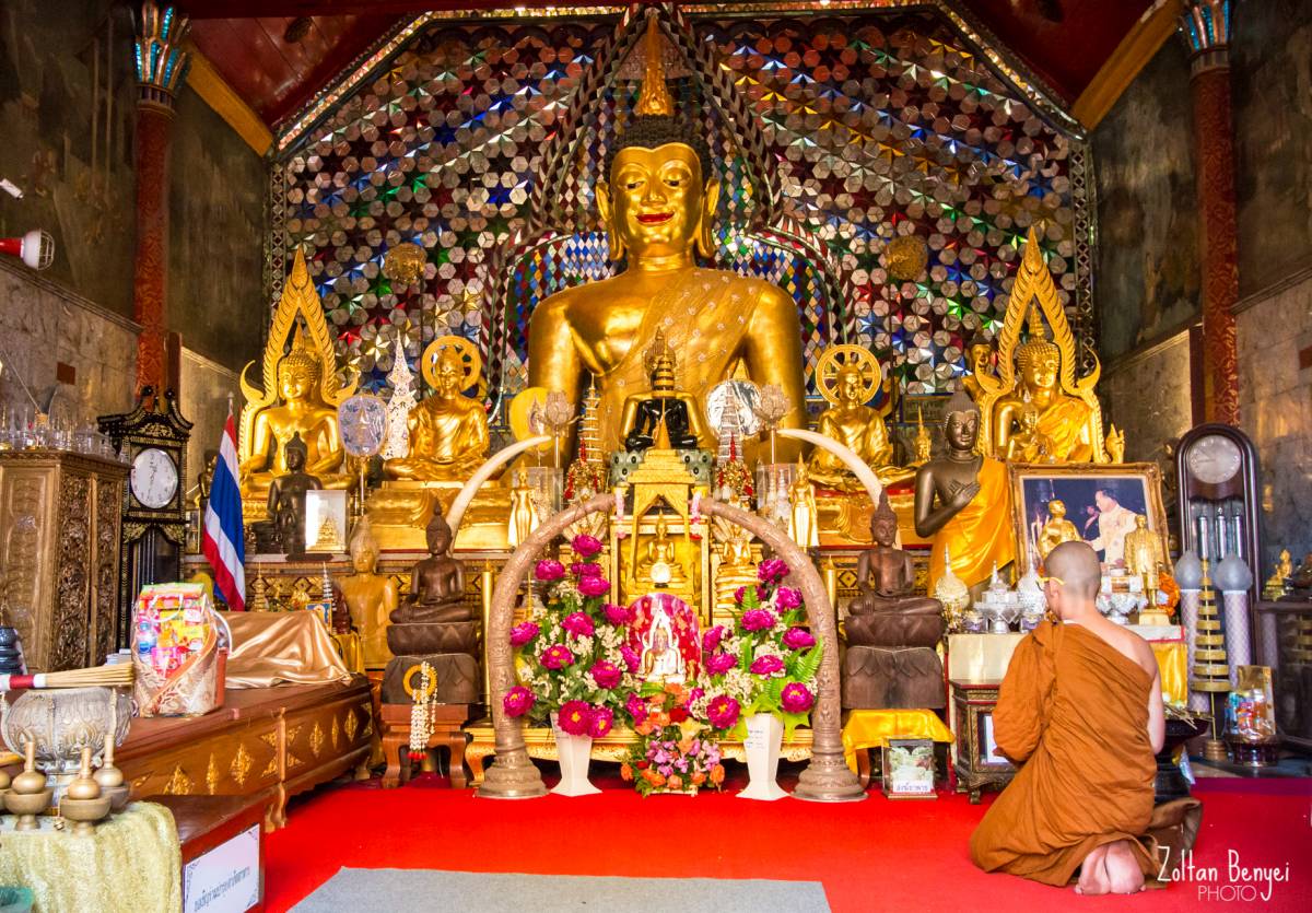A Wat Phrathat Doi Suthep egyik oltára
