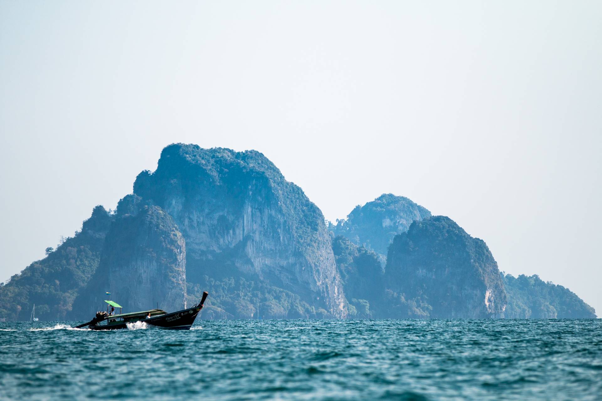 Longt--tail boat közlekedik Krabi partjai mentén