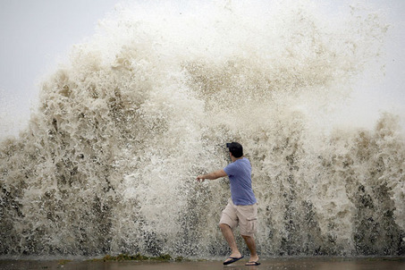 ike-storm-surge-galveston-seawall.jpg