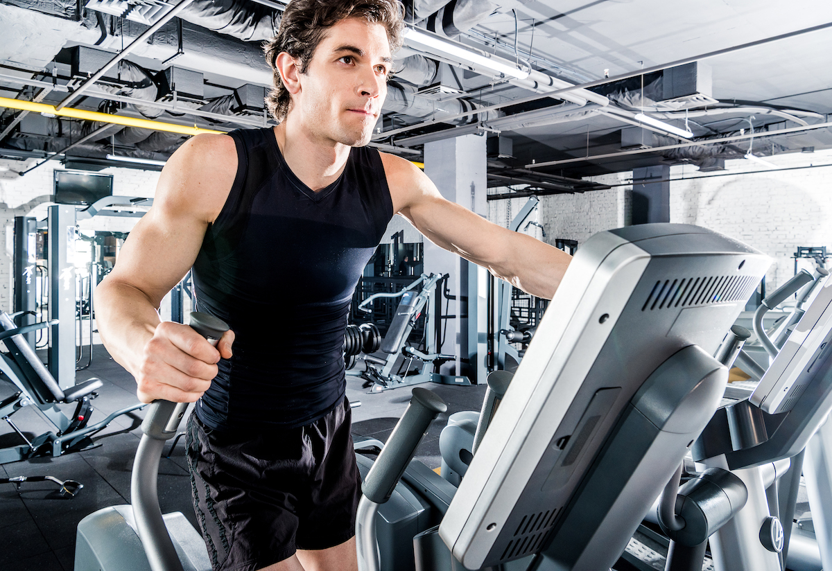 young-sportive-man-doing-cardio-workout-in-gym-daved6j.jpg