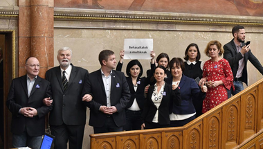 Az ellenzék legjobb döntése lehet az árnyékparlament