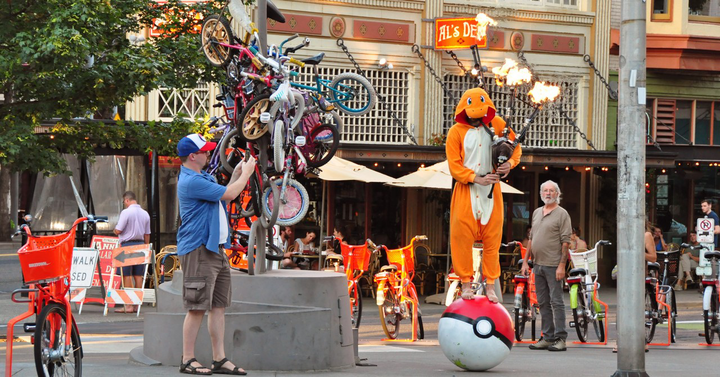 Lángoló skót dudán játszó Charmander egyensúlyoz egy Pokélabdán