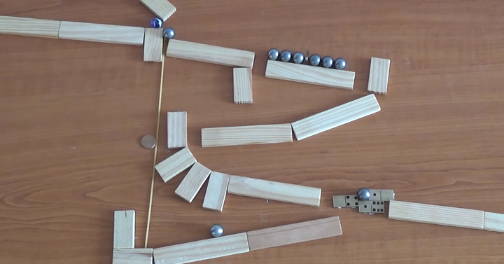 Egyszerű, mégis rendkívül látványos Rube Goldberg-gépet fabrikáltak össze