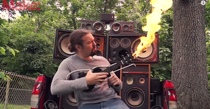Ha bírtad a Mad Max-ben a lángoló ikernyakú gitárt, akkor ezt imádni fogod