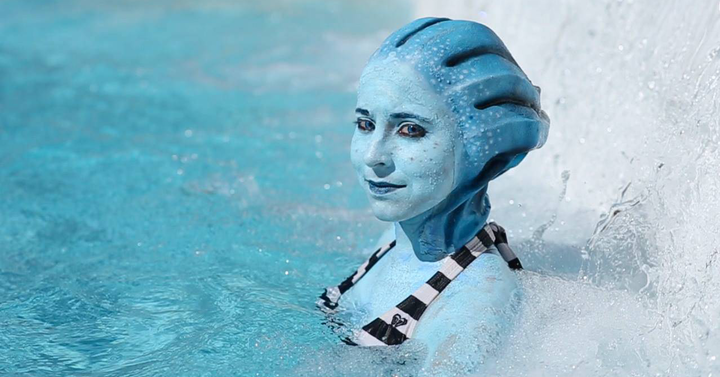 A cosplayes csajok bikiniben vidámabbak