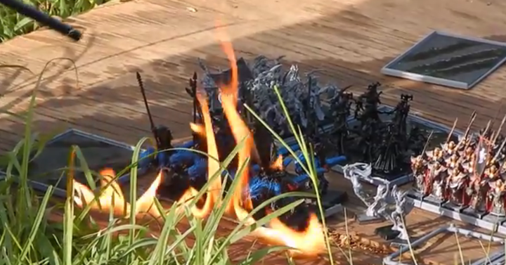 Így ég el egy legalább 900 dollárt érő Warhammer sereg