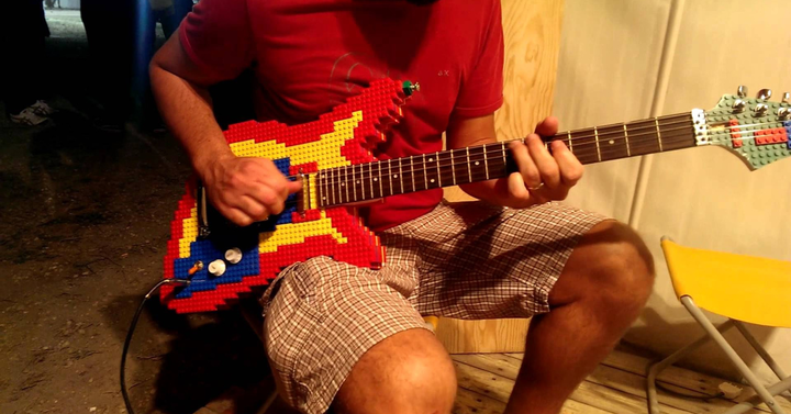 Szóval ez az ember Legóból épített egy működő gitárt