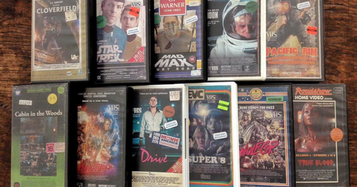 Egy művész VHS-borítókat készít modern filmekhez