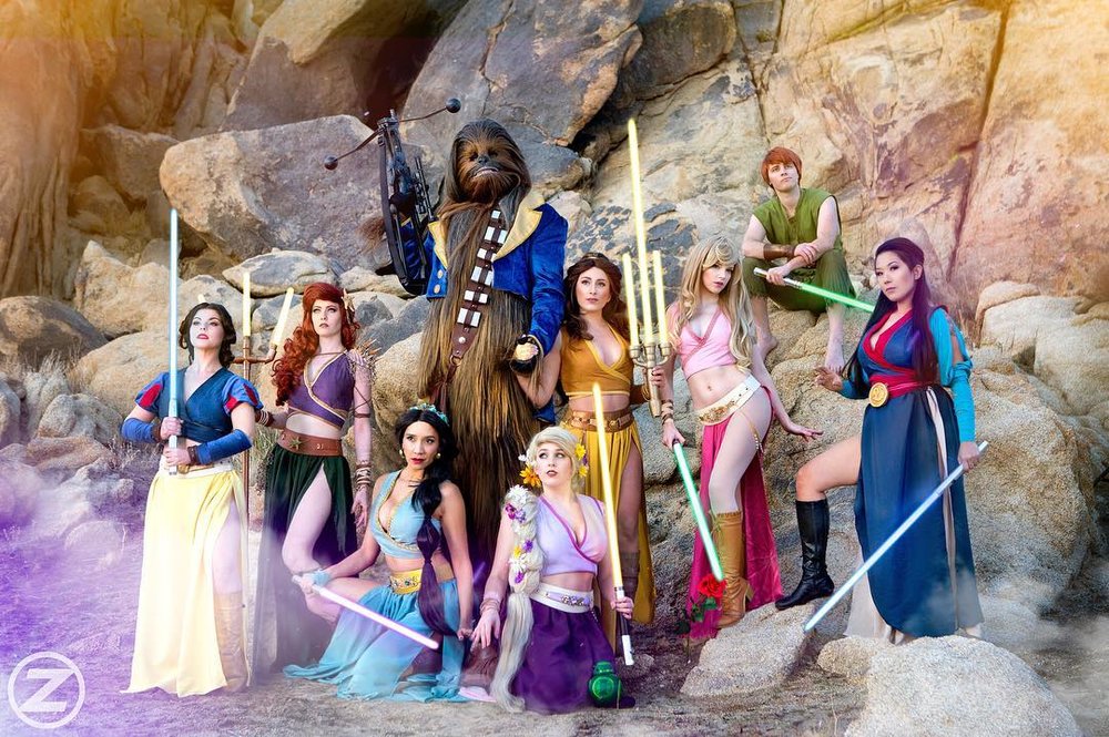 disney-character-star-wars-mashup-cosplayers-gather-together-for-a-photo.jpg