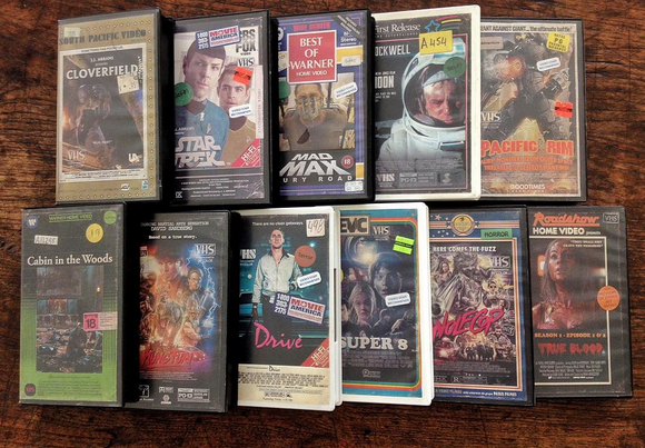 Egy művész VHS-borítókat készít modern filmekhez