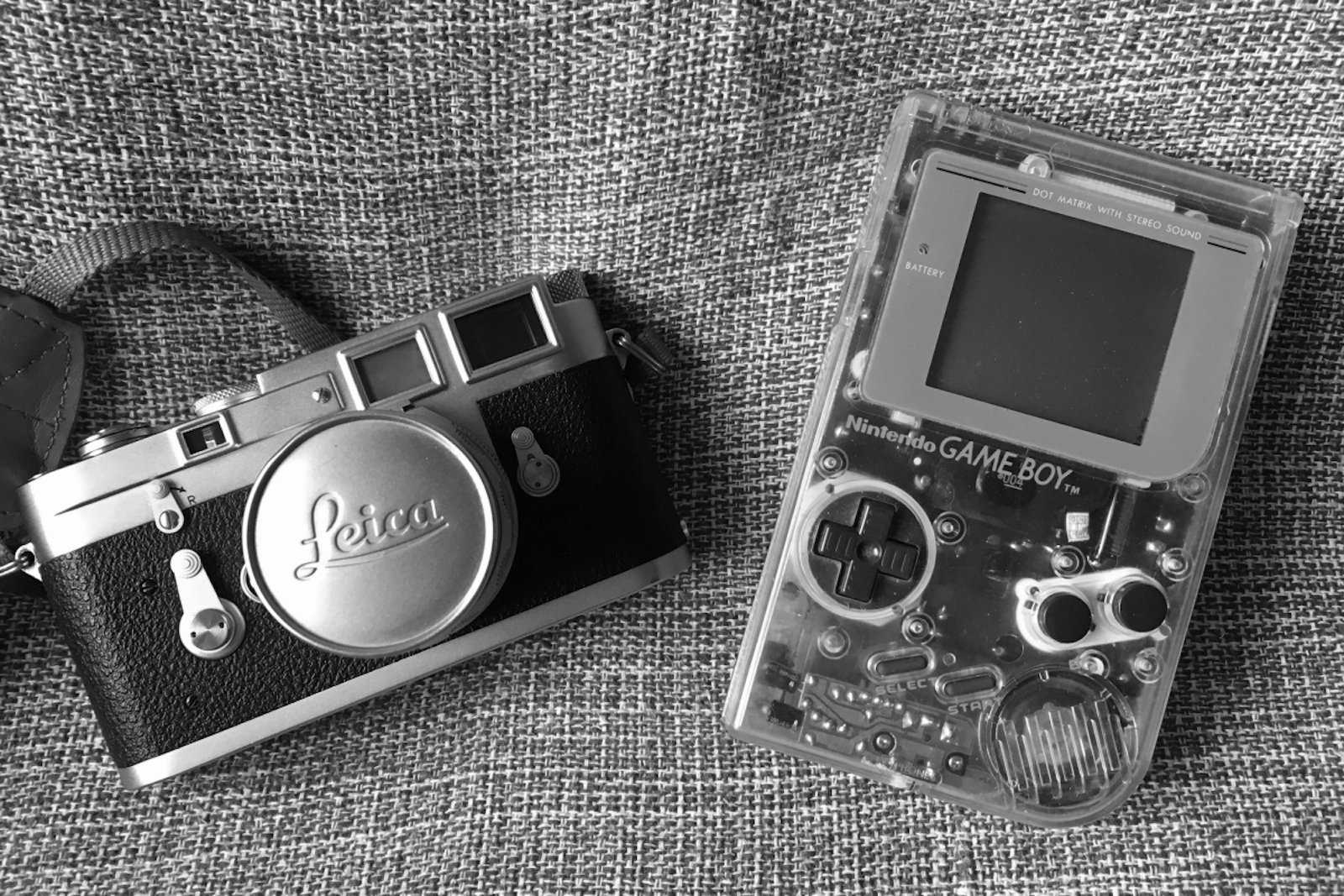 gameboy_vs_leica.jpg