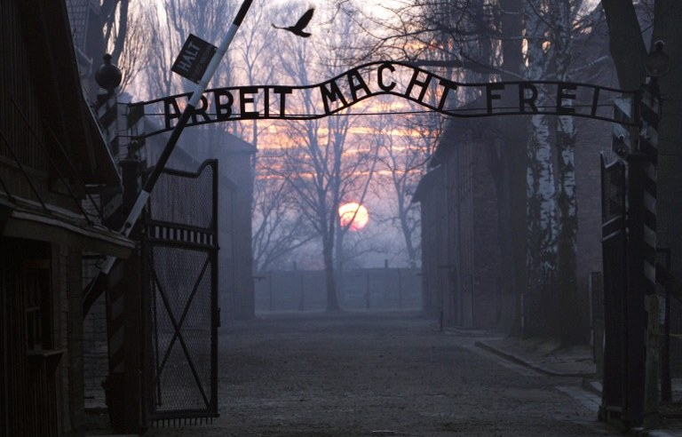 afp-20050113-auschwitz-gate.jpg