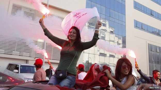 Örömünnep a Nidáa Tunesz győzelmét követően (forrás bbc.com).jpg