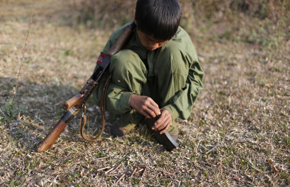 Egy 15 éves lázadó katona tölti meg szolgálati fegyverét. A Mianmari Nemzeti Demokratikus Szövetségi Hadseregben számos fiatalkorú harcol a kormányzati erők ellen. (f.: Reuters)
