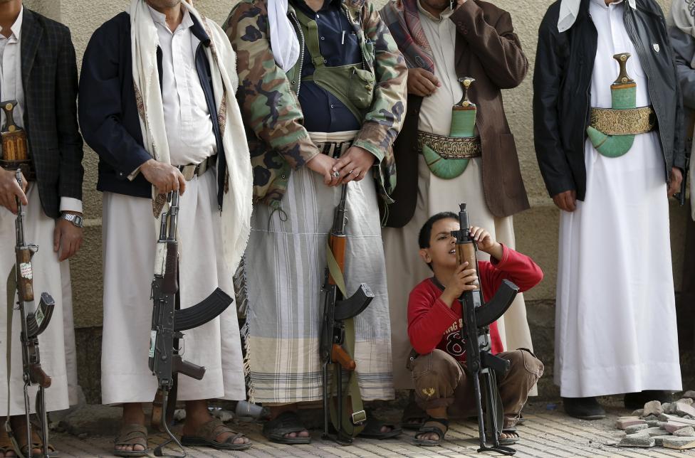 Egy kisfiú tartja kezében apja fegyverét, miközben részt vesznek egy a Szaúd-Arábia vezette jemeni légitámadások ellen fellépő tüntetésen. (f.: Reuters)