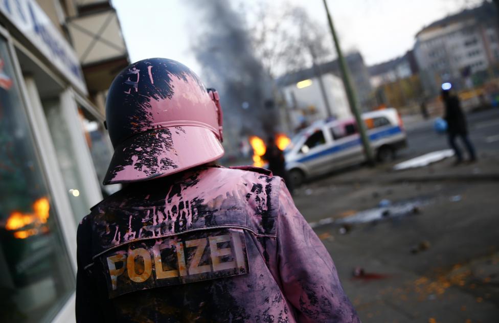 Paintball lövedékkel meglőtt rohamrendőr Frankfurt utcáin. Szerdán 10 ezres tömeg tüntetett az Európai Központi Bank új székháza előtt. (f.: Reuters)
