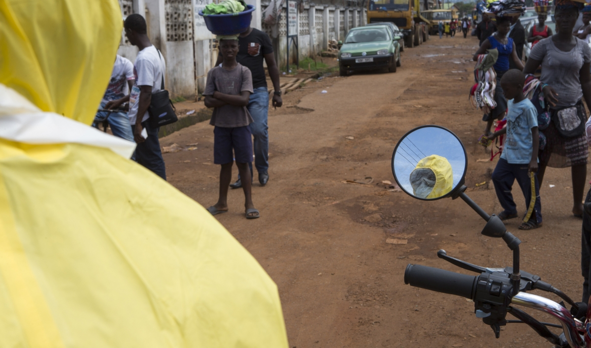 Egészségügyi dolgozó az ebolával sújtott Sierra Leonéban (f.: Reuters)