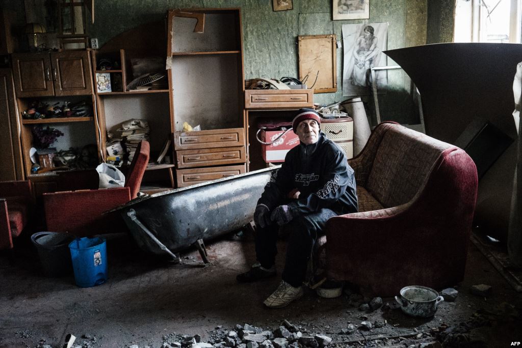 Egy férfi ül közel teljesen rommá lőtt lakásában a Donyeck keleti részén fekvő lakótelepen. (f.: AFP)