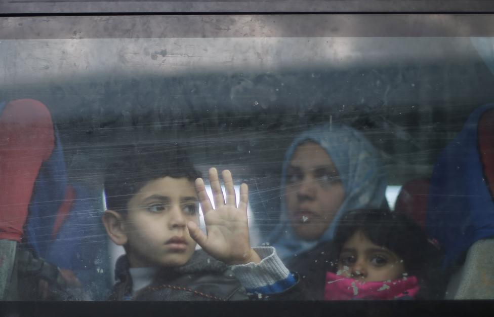 Palesztin család tekint ki a buszon, mielőtt elindulnának Egyiptomba a Gázai-övezet déli részéről. A Rafah határátkelő megnyitásával tömegesen hagyják el az ott lakók a gázai konfliktusos területet. (f.: Reuters) 