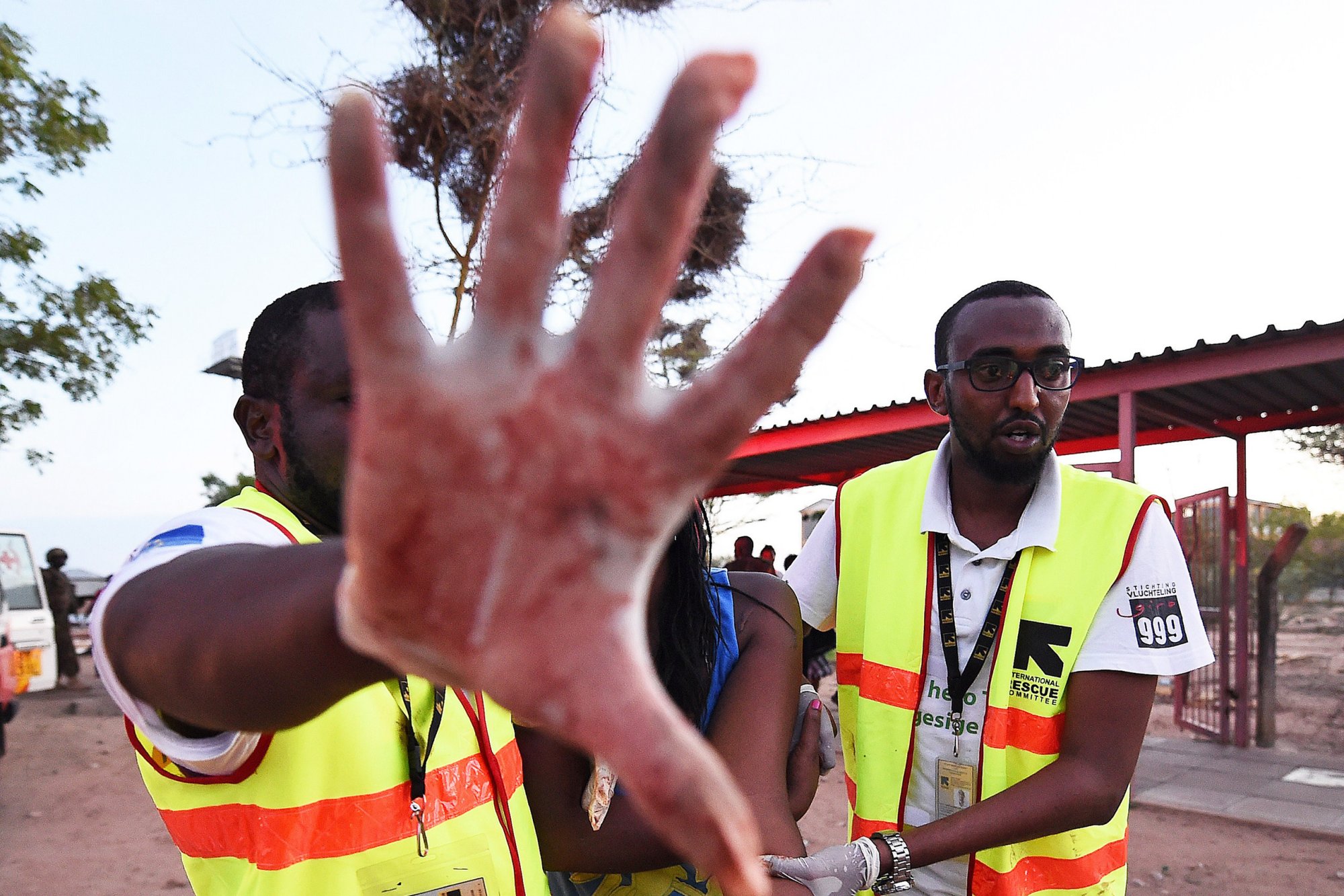 Mentősök kísérnek egy a kenyai Garissa város egyetemének ostroma során megsérült diákot. A szomáliai al-Shabaab terrorszervezet csütörtökön foglalta el a létesítményt, támadásuk során közel 150-en vesztették életüket. A kenyai biztonsági erők később visszaverték az al-Kaidához is közel álló radikális iszlamistákat. (f.: AFP)