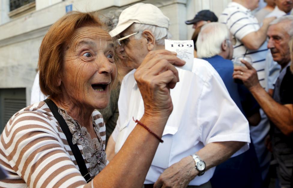 Görög nyugdíjas örül annak, hogy sikerült sorszámot kapnia egy athéni bankfióknál, és ki tudja venni a nyugdíja egy részét. A görög válság a múlt heti népszavazás után (ahol az EU megszorításokat elutasító nemek győztek) csúcspontra jutott a héten: Athén vasárnapig kapott haladékot, hogy megfelelő tervet tegyen az asztalra. Előzetes információk szerint ez sikerült is. (f.: Reuters)