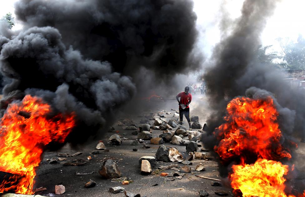 Egy tüntető épít lángoló barikádot Burundiban, ahol folytatódnak a fegyveres összecsapások a rendőrök és a Pierre Nkurunziza elnök harmadik, alkotmányellenes mandátumát ellenzők között. (f.: Reuters)
