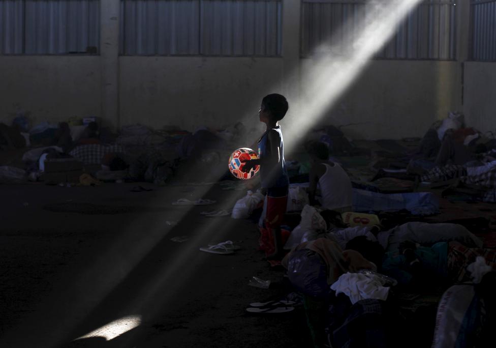 Egy rohingya menekült fiú tart kezében egy labdát a most kialakított táborban Kuala Langsában, Indonéziában. Közel 4 ezer rohingya és bangladesi menekült hánykolódott élelem és víz nélkül, napokon keresztül a tengeren, hajóikat pedig egyik állam sem engedte kikötni. (f.: Reuters)