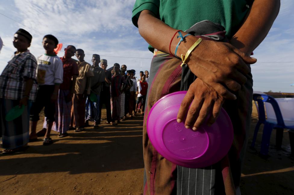 Rohingya menekültek állnak sorban élelemért a Kuala Lungsában létrehozott táborban. A hányattatott sorsú bevándorlók nemzetközi nyomás hatására végül Indonéziában érhettek ideiglenesen partot, a hosszútávú megoldás azonban még képlékeny. (f.: Reuters)