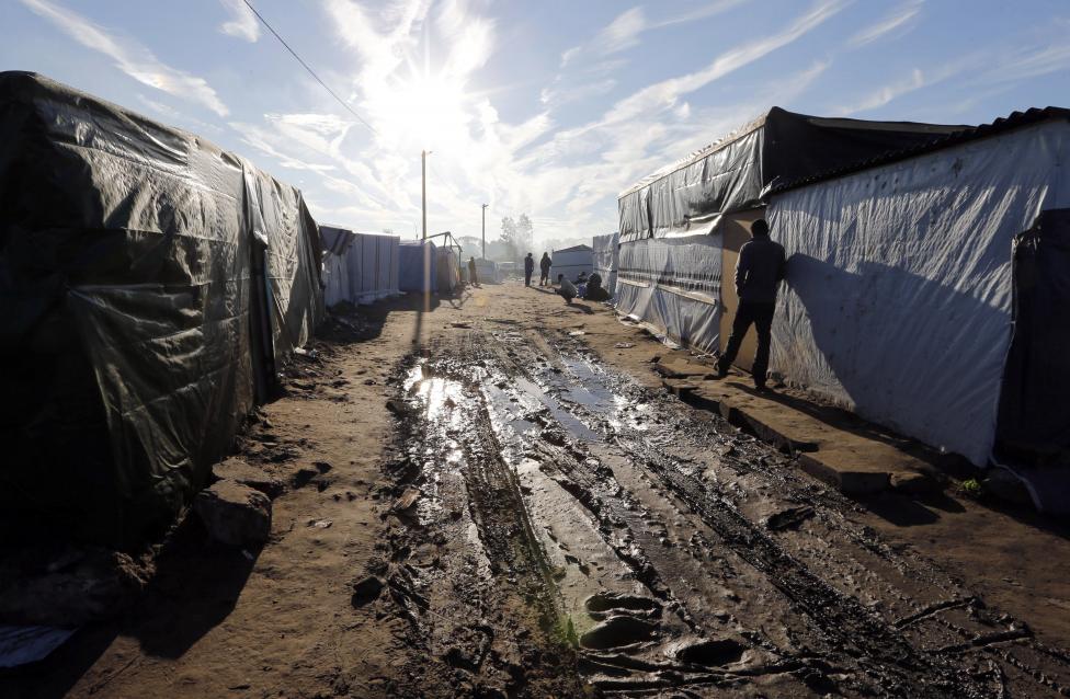 Egyre nagyobbra nő a spontán kialakult menekülttábor (helyi nevén: Új Dzsungel) a franciaországi Calais mellett, ahol a bevándorlók ara várnak, hogy átkelhessenek valamikor az Egyesült Királyságba. (f.: Reuters)