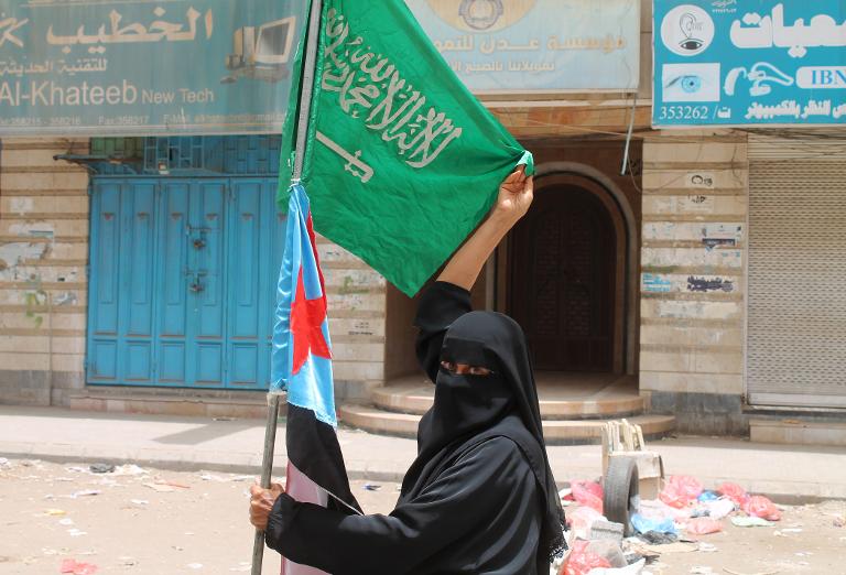 Egy jemeni nő tartja magasba a szaúdi és jemeni déli szeparatista mozgalom zászlaját, hogy ezzel fejezze ki támogatását a szaúdiak által vezetett, a síita húszi lázadók ellen létrejött katonai koalíció mellett. (f.: Reuters)