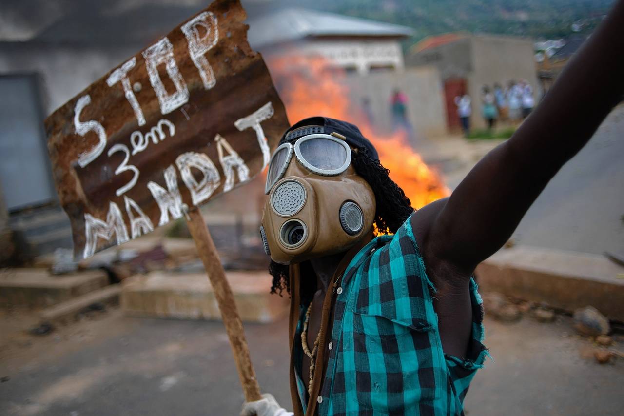Egy tüntető hirdeti transzparensén, hogy ‘Ne legyen 3. mandátum‘. Az afrikai Burundiban véres összecsapások kezdődtek a héten, miután a jelenlegi elnök Pierre Nkurunziza harmadszorra is szeretne indulni a választásokon. (f.: AFP)