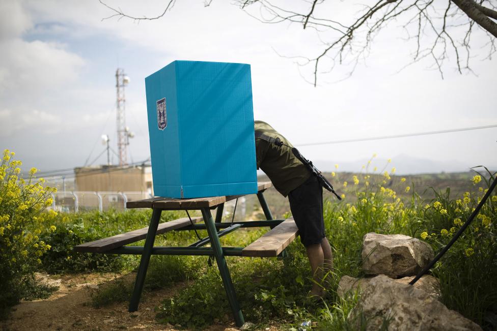 Izraeli katona vesz részt a választásokon egy mozgóurna segítségével Ciszjordániában. (f.: Reuters)