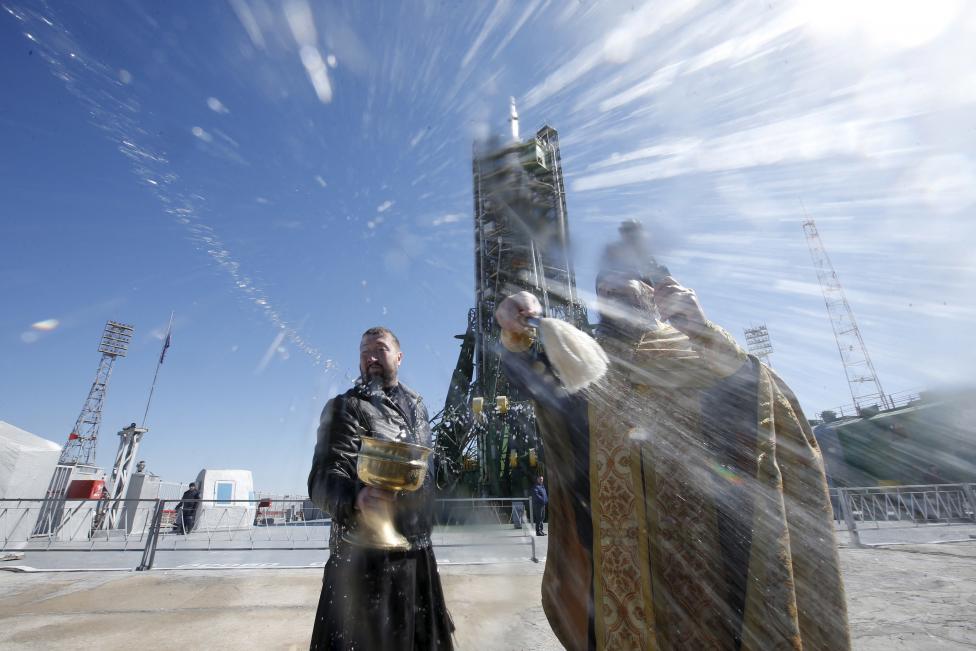 Ortodox pap végzi el az áldást a kazahsztáni Bajkonur kilövőállomáson, mielőtt a Szojuz űrrakétát útjára indítják a Nemzetközi Űrállomás felé (f.: Reuters)
