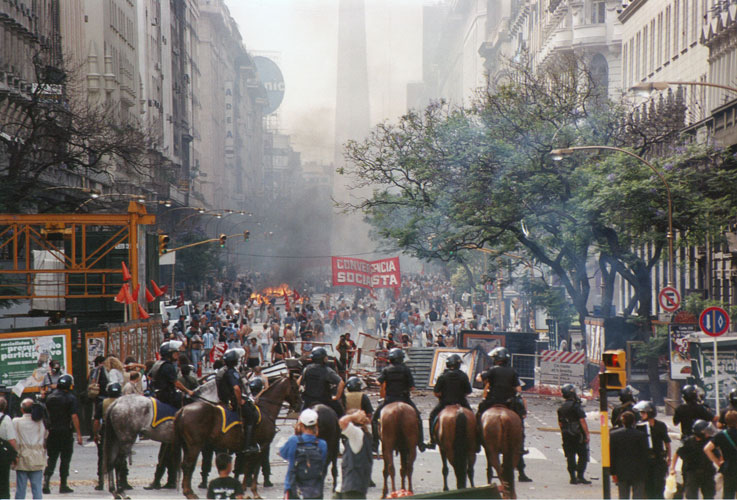 argetin-tüntetések-2001.jpg