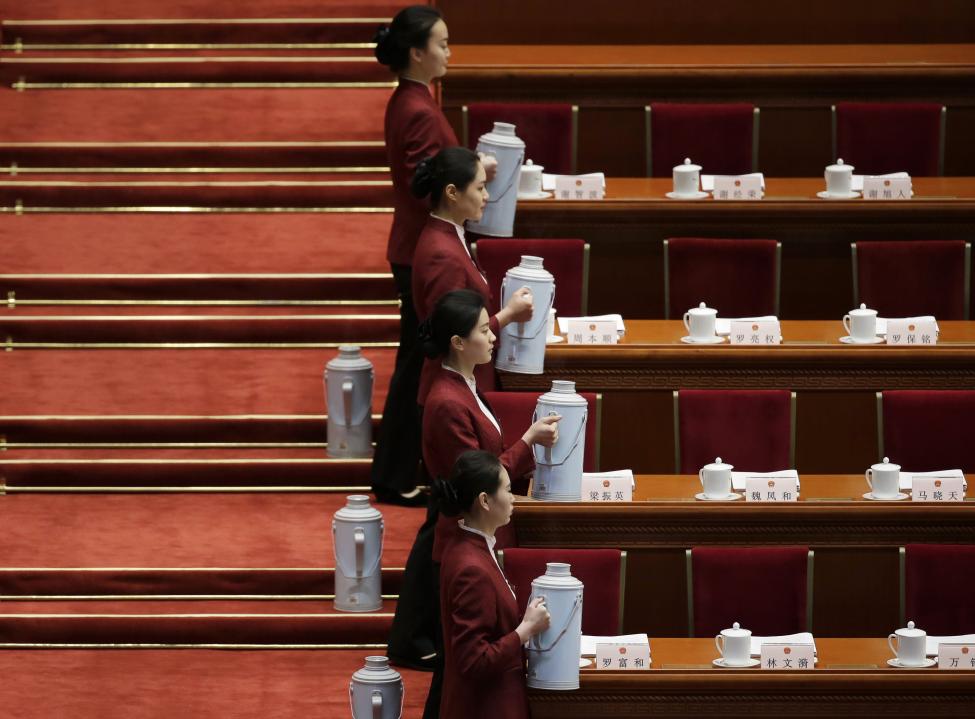 Tradicionális keretek között szolgálnak fel vizet a a résztvevőknek a Kínai Népköztársaság Országos Népi Gyűlés éves ülésszakának nyitó napján, Pekingben (f.: Reuters)