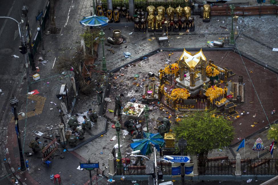 Rendőrségi helyszínelők tekintik át a bangkoki robbantás helyszínét. A thaiföldi főváros diplomaták és turisták által sűrűn látogatott Chidlom negyedének kellős közepén hétfőn történt robbanásban legalább 20-an vesztették életüket, 120-an pedig megsebesültek. A detonációra egy hindu Erawan-szentély és egy ötcsillagos szálloda közvetlen közelében került sor. (f.: Reuters)