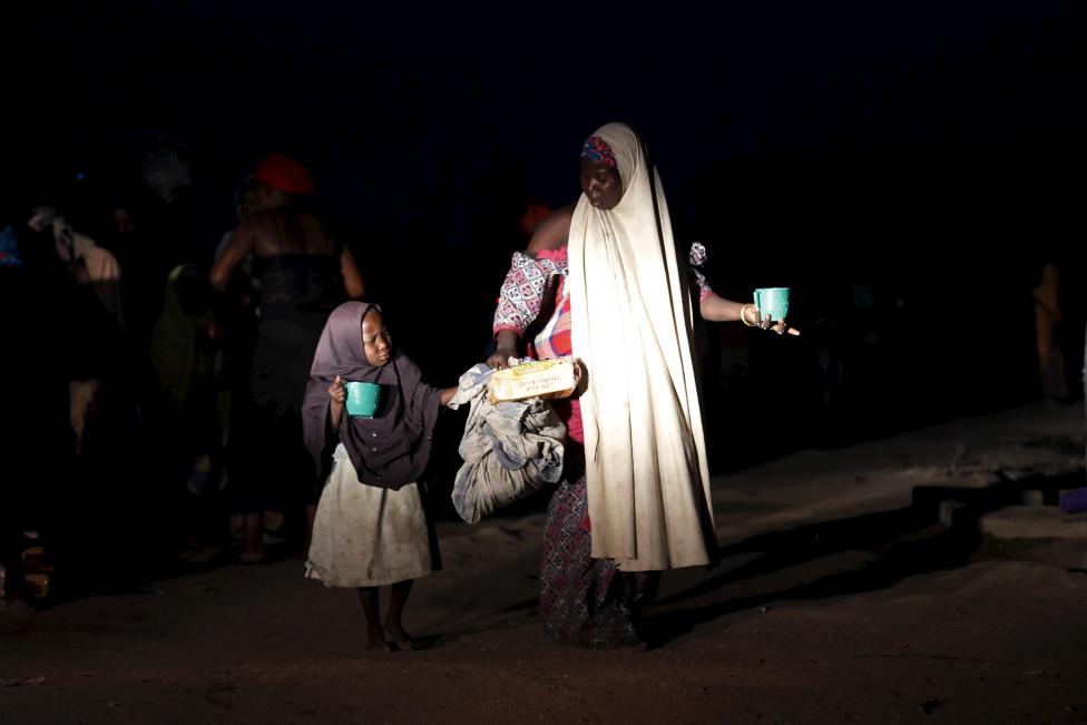 Anya és lánya sétál a menekülteknek létrehozott tábor felé a nigériai Yolában. A család férfitagjait a szemük láttára lőtték agyon a Boko Haram fegyveresei, akik őket egy erdőbe hurcolták, hogy ott éheztessék őket halálra. Kiszabadításukban a nigériai hadsereg vett részt. (f.: Reuters)
