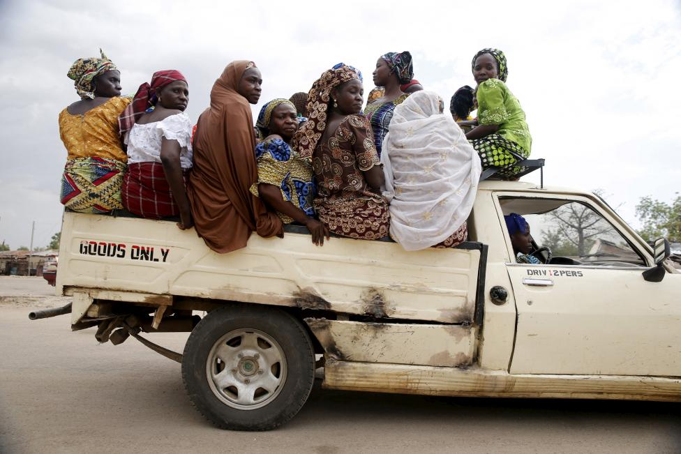 Nők utaznak vissza otthonaikba a nigériai Mararabában, miután a nigériai hadseregnek sikerült kiűznie a Boko Haram fegyvereseit a térségből. Bár egyre többen mernek visszatérni, a környéken továbbra is katasztrofális az egészségügyi, pénzügyi és oktatási infrastruktúra. (f.: Reuters)