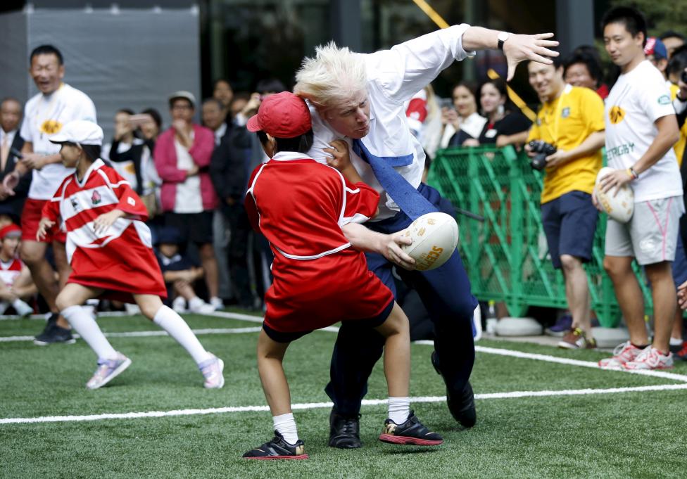London polgármestere, Boris Johnson ütközik a 10 éves Sekiguchi Toki nevű japán kisfiúval a Tokióban rendezett Street Rugby elnevezésű sportrendezvényen. (f.: Reuters)