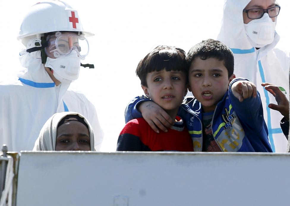 Fiatal fiúk beszélgetnek, miközben a Szicíliába érkező hajójukat segélymunkások ellenőrzik. Donald Tusk, az Európai Tanács elnöke csütörtökre hívta össze az EU tagállamainak állam- és kormányfőit, hogy megvitassák az Európai Bizottság által benyújtott 10 pontos indítványt a bevándorlás kezelésével kapcsolatban (f.: Reuters)