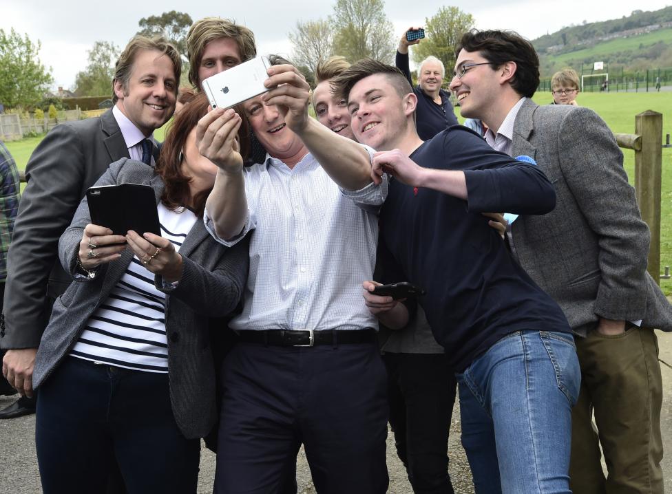 David Cameron brit miniszterelnök készít egy selfie-t támogatóival, akikkel az Egyesült-Királyságot bejáró politikai turnéján találkozott. A brit választásokat május 7-én tartják. (f.: Reuters)