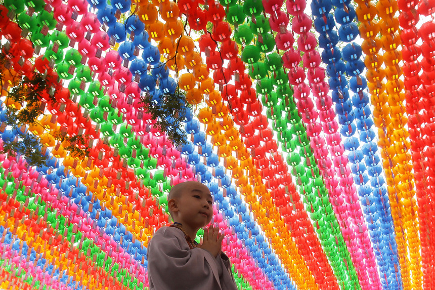 Egy gyerek imádkozik a dél-koreai ‘Gyerekek buddhista szerzetesekké válnak‘ elnevezésű rendezvényen. (f.: Getty Images)