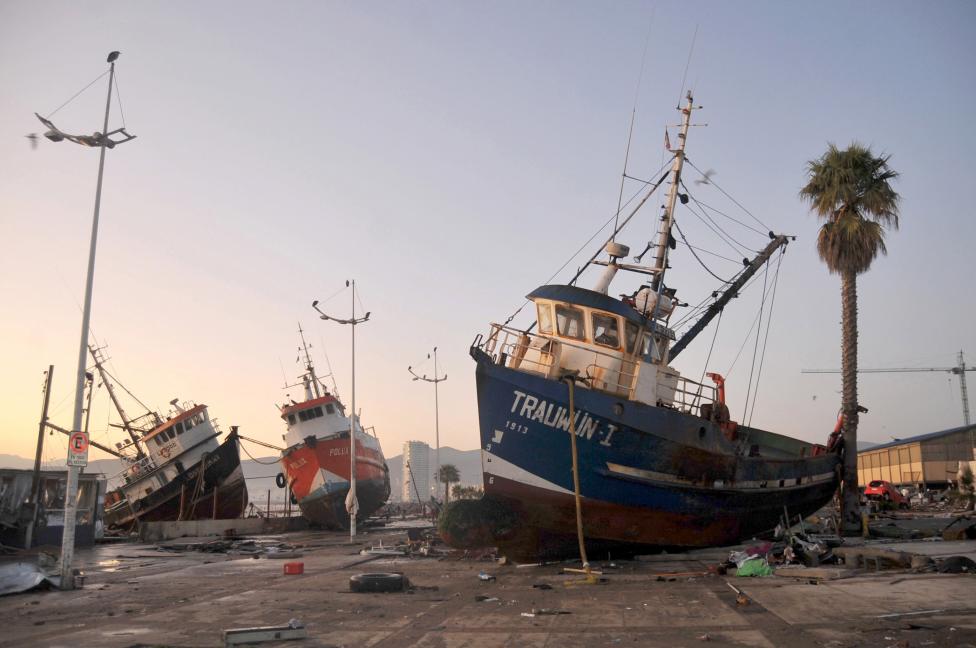 Hajók fekszenek a szárazföldön a Közép-Chile-t megrázó, 8,3-as erősségű földrengés után. A katasztrófa okán egymillió lakost kellett evakuálni a térségből. (f.: Reuters)