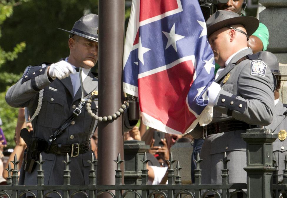 Végérvényesen eltávolítják a konföderációs zászlót a dél-karolinai államvezetés székháza elől. A konföderációs zászló - mint az amerikai polgárháború déli, rabszolgatartó államainak jelképe - létjogosultsága újra heves vitákat váltott ki a múlt hónapban, miután egy fehér fiatal több afroamerikai hívőt lőtt le egy templomban. (f.: Reuters)