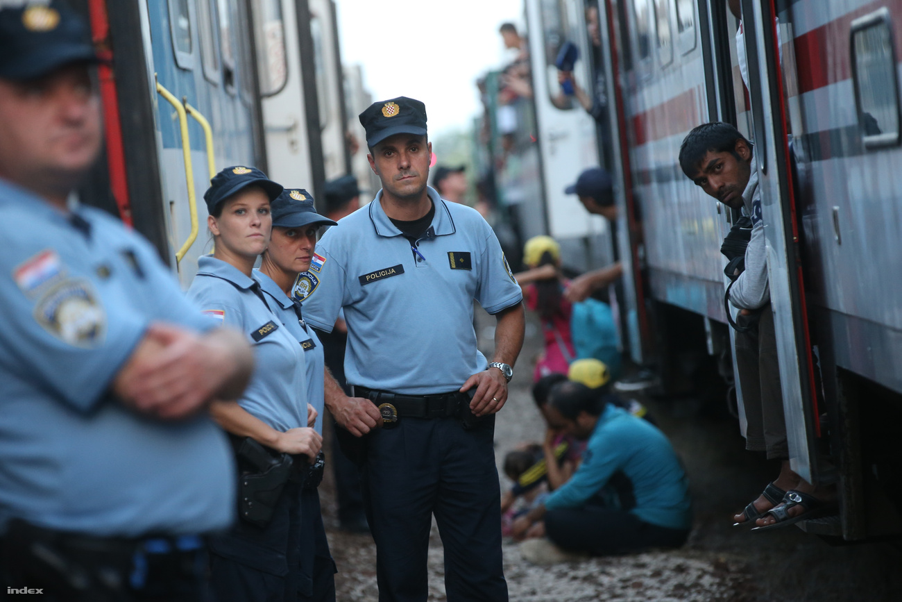 Horvát rendőrök adtak kíséretet annak a kb. 800 menekültnek, akit vonattal szállítottak át Magyarországra. A magyar kormány első nyilatkozata szerint lefegyverezték a rendőröket, az ORFK azonban azt jelentette, hogy a rendőröknél nem volt szolgálati lőfegyver. A helyzet mindenesetre újabb mélypont a hűvös magyar-horvát viszonyban. (f.: Index)