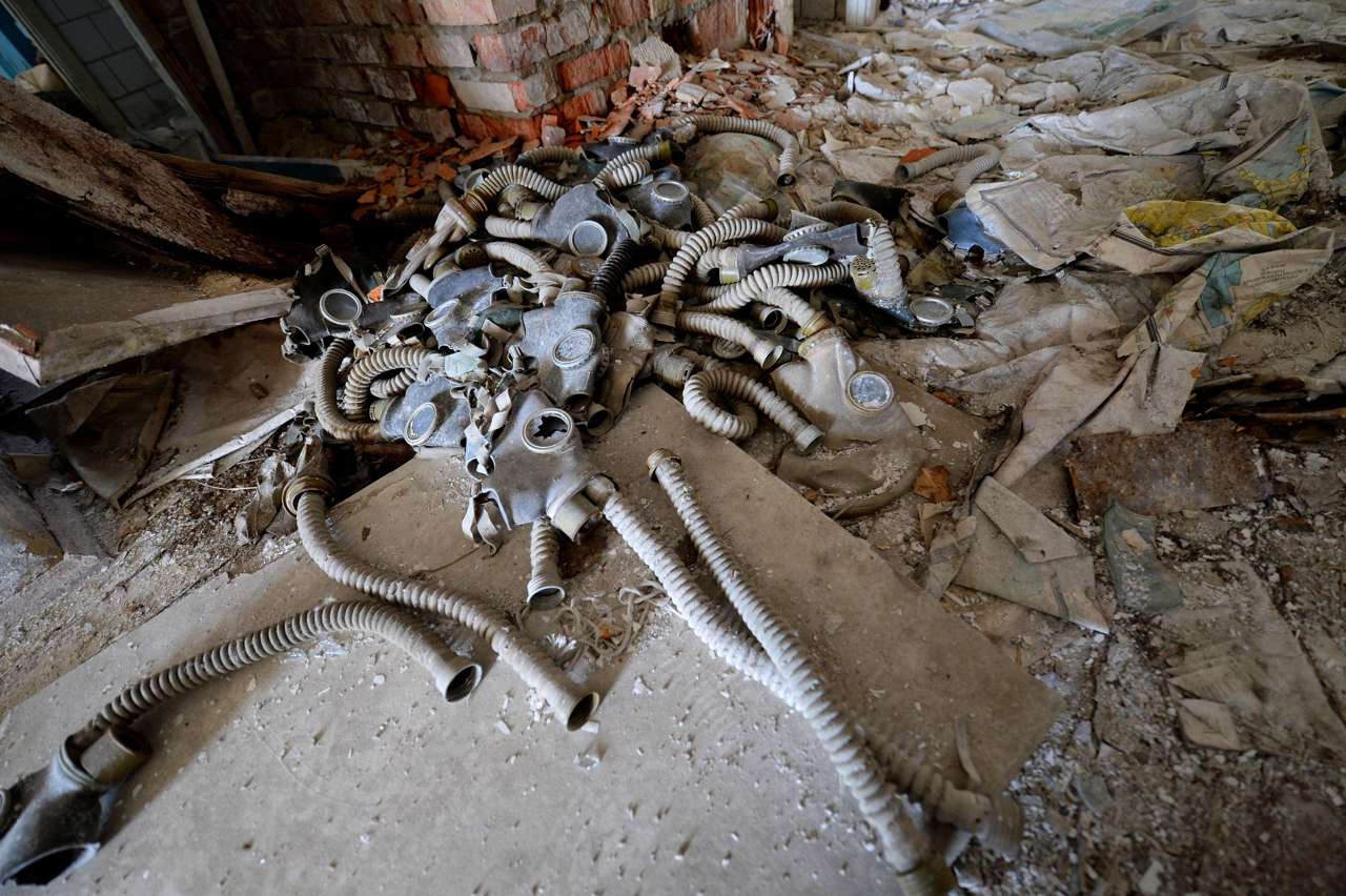 Jelenleg is eldobott gázálarcok hevernek a földön egy a fehéroroszországi Orevichi-ben (390 km-re a fővárostól, Minszk-től) található iskolában. A város belesett abba a kilakoltatási zónába, amit az 1986. április 26-i csernobili atomkatasztrófa miatt alakítottak ki. (f.: AFP)