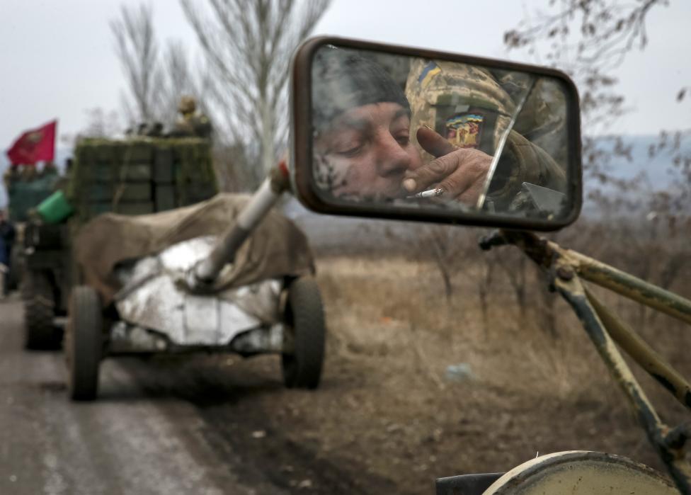 Ukrán katonák vonulnak ki a debalcevei régióból (f.: Reuters)